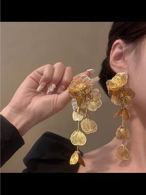 NEW Gold Floral Drop Earrings - Elegant Women Jewelry 💛